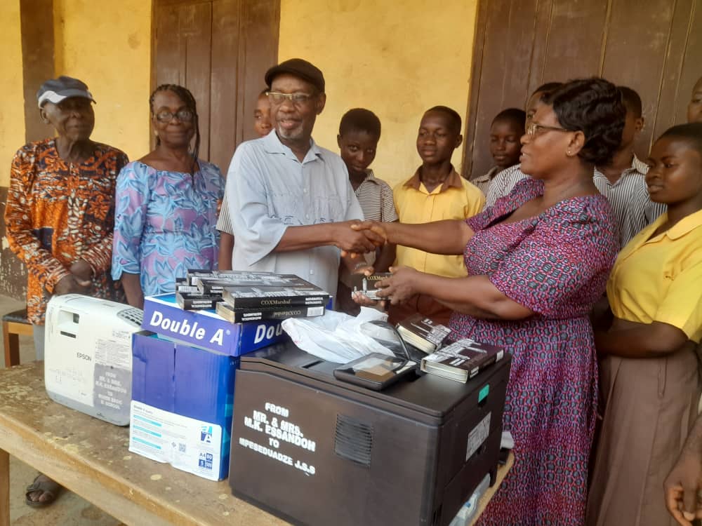 The Essandoh’s donates projector, printer and mathsets to 2 schools at Moree